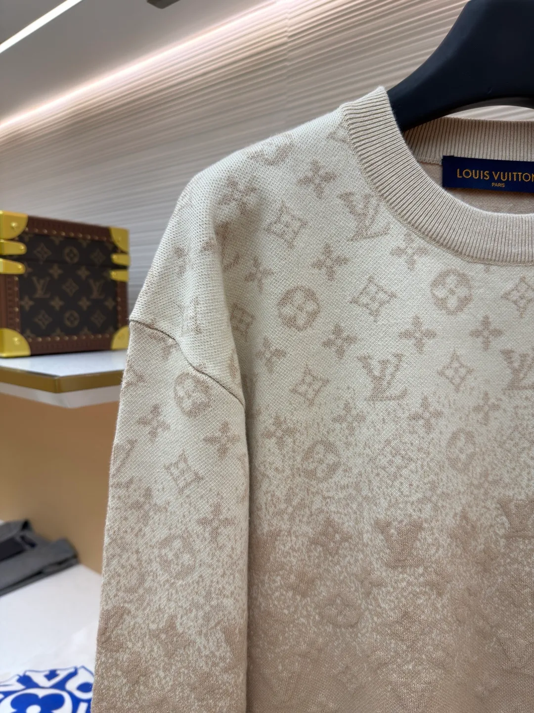 LOUIS VUITTON letter gradient jacquard sweater ●Original version: purchased and developed for 13200 ●Item number: 1682320-B65 ●Fabric: cotton fabric ●Technology: knitted jacquard production ●Color: khaki gradient ●Version: fitted version ●Weight: about 590 grams ●Size: S-M-L-XL ●Description: This Louis Vuitton beige knitted sweater is made of Australian merino wool and mulberry silk blended yarn, woven on a 24-needle precision computerized flat knitting machine. The base is a delicate jersey structure, which combines the warmth of wool with the smooth touch of silk. The body of the garment uses a combination of jacquard + gradient dyeing and finishing processes. The upper part is woven with a classic Monogram pattern using three-dimensional jacquard technology. The pattern height is accurate to 0.3 mm. The lower part uses a segmented dip-dyeing process to achieve a beige gradient effect from light to dark. The dye is a plant-based environmentally friendly dye, which is not easy to fade after color fixation. The collar, cuffs and hem are all made of double-layer ribbing technology, which is highly resistant to deformation after pre-shrunk treatment. The shoulders are seamlessly integrated to reduce friction when wearing. The overall micro-profile tailoring and side seam invisible slits ensure a crisp silhouette while increasing the freedom of movement. Each process is hand-checked by the brand to ensure the quality of details. The overall wiring is straight and delicate, the fabric is comfortable and soft, and the color is consistent without color difference. It can be matched with the same style to create a fashionable look and control various occasions. Customized accessories, complete with three standards, same style for men and women!